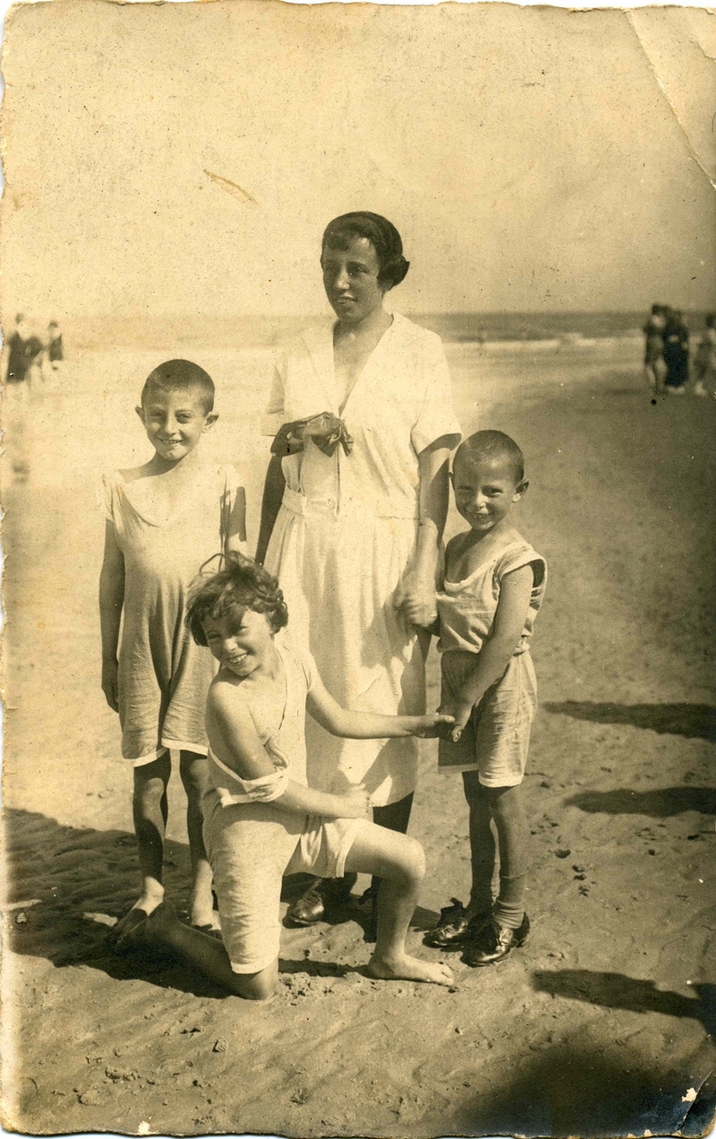 Ein Foto aus unbeschwerten Tagen. Hedwig Block mit ihren Kindern Kurt, Ruth-Berta und Hans-Helmut beim Urlaub auf Norderney 1921