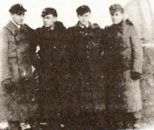 Luftwaffenhelfer Manfred Pliska, Helmut Schieferle, Günther Lojewski, Kurt Kather vor dem Funkmeßgerät der z.b.V. Batterie 10.400