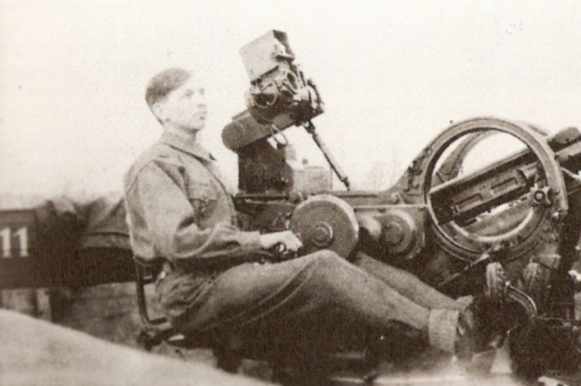 Luftwaffenhelfer 6. Batterie leichte Flakabt. 718, 2cm. Der Richtkanonier in der Stellung Buer/Beckhausen.