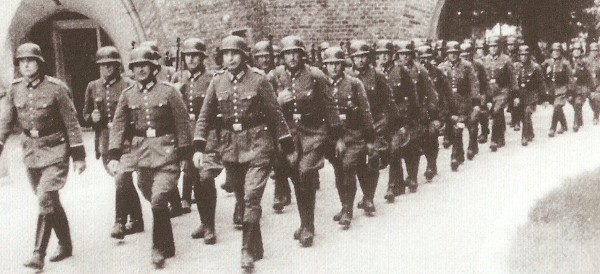 Marsch der 3. Kompanie des Polizeibataillons 65 zur Wache auf der Burg in Krakau
