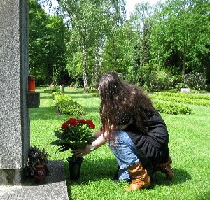 Bild: Heike Jordan von GELSENZENTRUM legt Blumen am Denkmal fr russische Kriegsgefangene und Fremdarbeiter auf dem Friedhof Horst-Sd nieder.