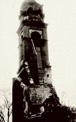 Anklagend streckt sich einer der Türme der Gelsenkirchener Synagoge nach der Brandstiftung in der Pogromnacht 1938 in den trüben Novemberhimmel