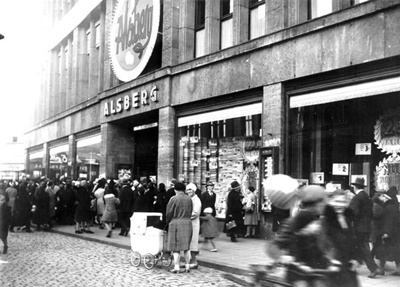 Am 24. Juni 1909 erffnete das Kaufhaus Alsberg an der Gelsenkirchener Bahnhofstrasse