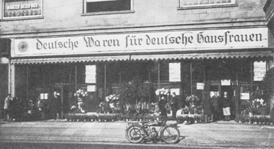 Abb.: Beim reichsweiten Boykott jdischer Geschfte grenzt sich der Laden neben der Schauburg an der Horster Strae in Buer mit 