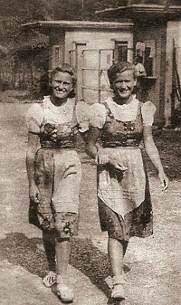  Das Bild zeigt Cilla Itzhaki 1939 rechts neben ihrer Freundin Bronka, die in Treblinka ermordet wurde