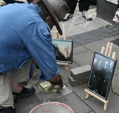 Stolperstein-Erfinder Gunter Demnig verlegt Stolpersteine in Gelsenkirchen