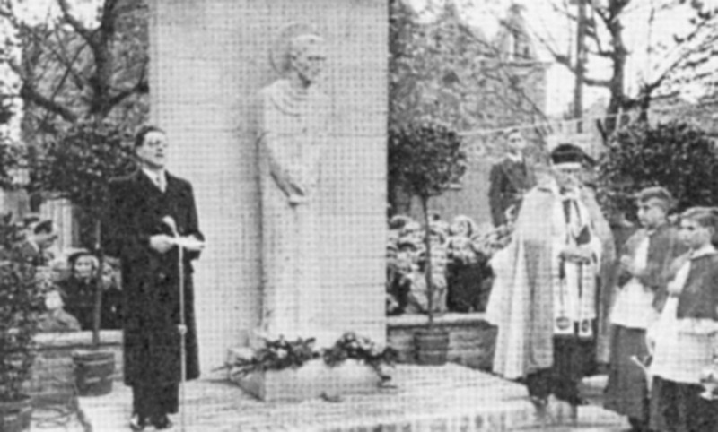 Für ihre Kriegsopfer errichtet St. Barbara auf dem Vorplatz der Kirche am Allerheiligentage 1953 ein Mahnmal, das den Erzengel Michael als trauernden Hüter der Toten zeigt
