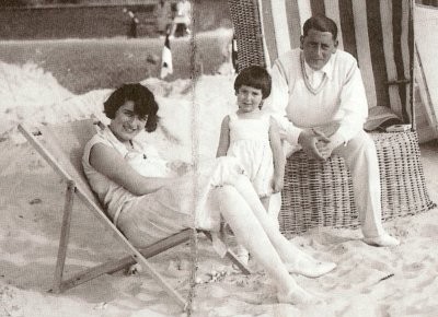 Ilse und Paul Eichengrn mit Tochter Lore, Norderney um 1930