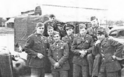 After basic training in 1943. Albert in center, 9 of us on our way to join the 441st Prisoner of War Processing Co. in Fort Custer, MI.