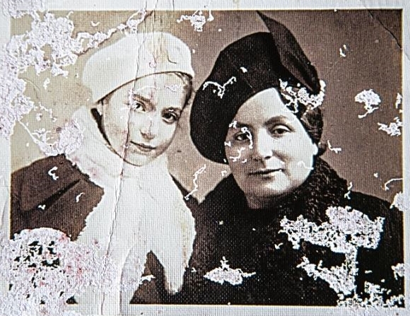 Gabriella (Gitta) Schwartz Heilbraun mit ihrer Mutter Rozalia