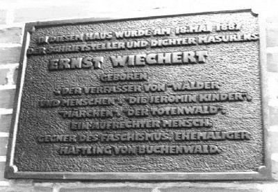 Gedenktafel für Ernst Wiechert an seinem Geburtshaus in Polen