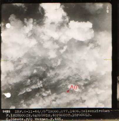 Foto: Tagesangriff 6. November 1944 auf Gelsenkirchen, Time over Target 14:06 Uhr, Flughhe 19.000 ft.