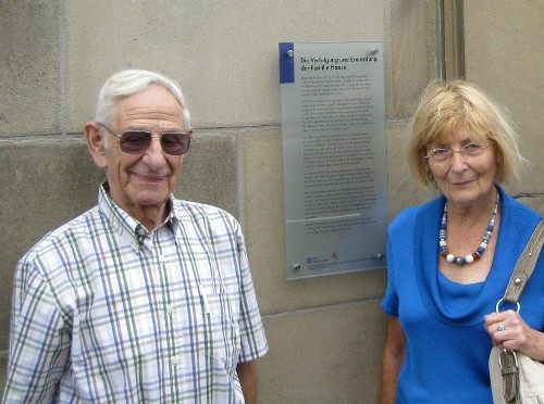 Bernd und Erika Haase, im Hintergrund die von Bernd Haase gestiftete Erinnerungsorte-Tafel