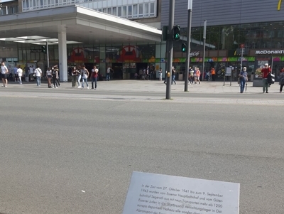 Vor aller Augen wird vor dem Hauptbahnhof in Essen an die Deportationen jüdischer Menschen erinnert