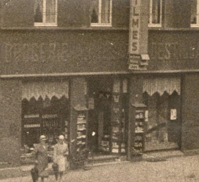 Heinrich Wilmes hatte eine Drogerie an der Helerstrae in Gelsenkirchen-Heler. Vorbergehend lebten Max und Lutz Schloss nach der Flucht aus dem KZ-Auenlager hier.