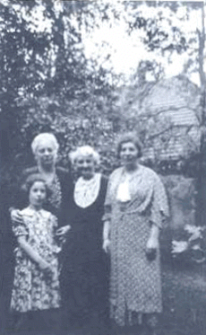 Von links: Ilse Reifeisen, Regina Spanier geb.Hermann, Betty Caspari (Schwester von Regina) und Erna Jastrow geb. Spanier
