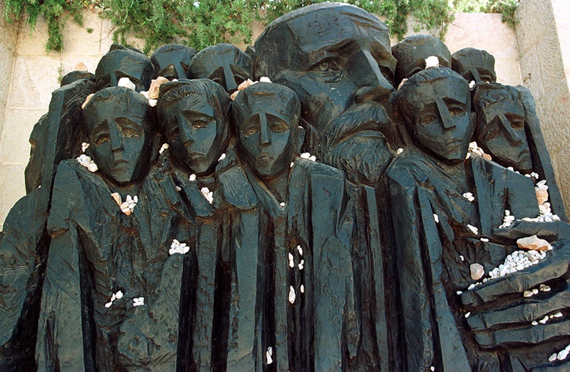 Foto: Skulptur 'Korczak und die Kinder des Ghetto' auf dem Gelände der Gedenkstätte Yad Vashem