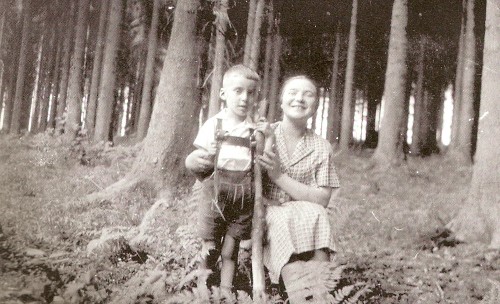 Bild: Klaus Back mit seiner Mutter Paula Back im Wald bei Lichtenau um 1933