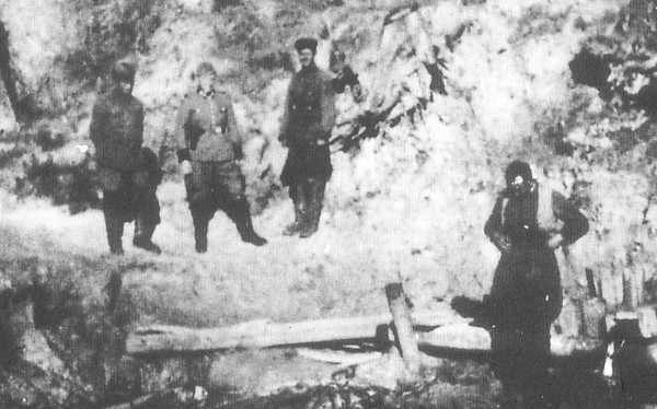 Kriegsgefangene in Luga beim Wasserholen