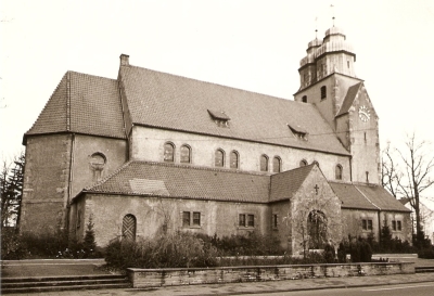 Die alte Hvelhofer Pfarrkirche. Hier besuchte Rosa Bhmer den Gottesdienst, hier wollte sie zur Erstkommunion gehen. Ihr tglicher Schulweg fhrte an dieser Kirche vorbei