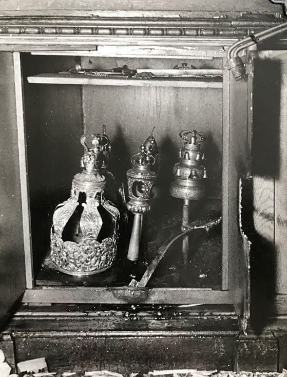 Im aufgebrochenen Schranktresor befanden sich Jdische Zeremonialobjekte, u.a. Tora-Krone, Besaminbchse, Rimmonim. Oben rechts im Bild ist der Schneidbrenner zu erkennen-