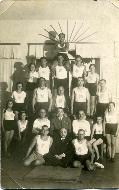 Gruppenfoto in Gelsenkirchen: Leo Gompertz, sitzend im Kreis einer Turnergruppe des Reichsbund jdischer Frontsoldaten (RJF), dahinter Dr. Paul Eichengrn