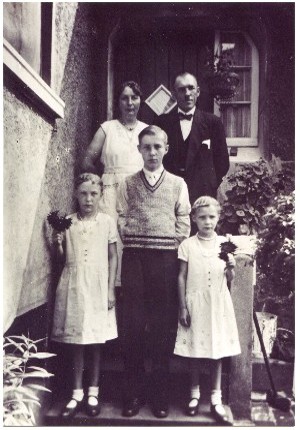 Familienfoto Mäusert 1934 anlässlich der Schulentlassung von Sohn Hans. Mit Ehefrau Elfriede und den Kindern Aniela, Hans und Ursula