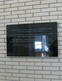Seit dem Sommer 2010 erinnert nun auch eine Tafel mit folgendem Text an die Verfolgungten und Entrechteten der Hitlerschen Gewaltherrschaft