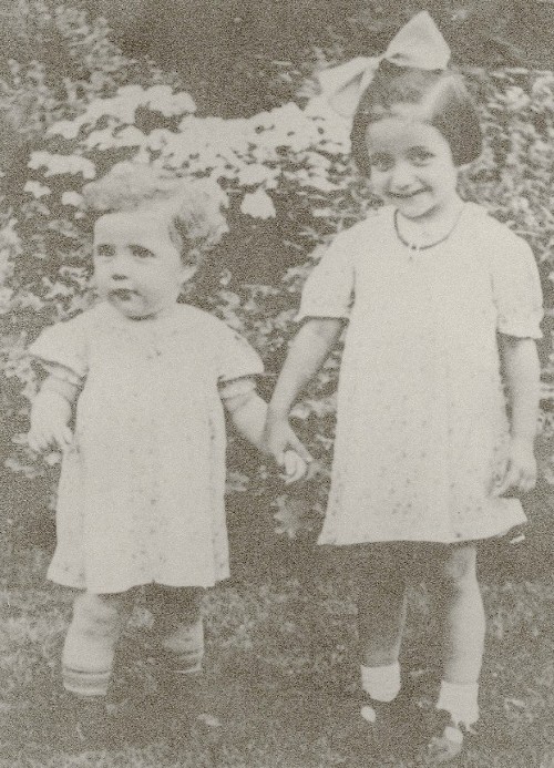 Doris und Hanna Kamiel, vier und sechs Jahre alt
