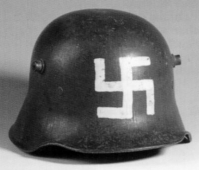 Stahlhelm mit einem aufgemalten Hakenkreuz, wie er von Angehörigen der Brigade Erhardt und bei anderen Freikorpswährend des Putsches getragen wurde