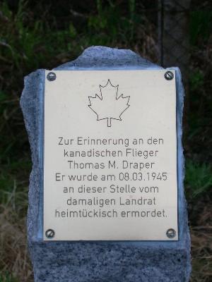 Stele in Schloßvippach zum Gedenken an den ermordeten kanadischen Flieger Thomas M. Draper