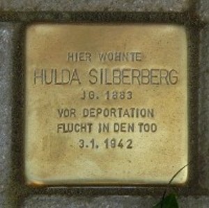 Am 22. Juni 2010 wurde an der Bochumer Strasse 45 in Gelsenkirchen ein Stolperstein zur Erinnerung an Hulda Silberberg verlegt, die dort einst wohnte