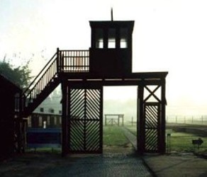 Über 110.000 Menschen gingen während der beinahe sechs Jahre des Bestehens des Lagers durch das Haupttor, das von den Häftlingen das 'Tor des Todes' genannt wurde