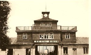 Torgebäude des KZ Buchenwald mit dem Haupttor