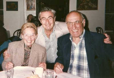 Trudy und Lewis Schloss (sitzend) mit Herman Neudorf 1987 