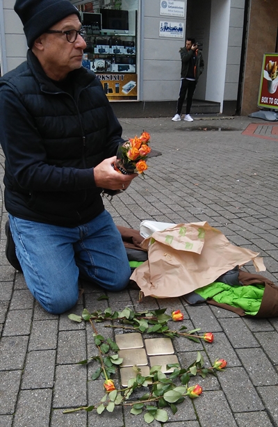 Ron Gompertz polierte im November 2019 am Jahrestag der Pogromnacht die Stolpersteine vor dem Haus an Gelsenkirchener Bahnhofstrasse 22 und legt Blumen nieder.