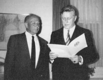Eliahu Ben-Yehuda (links) bei der Verleihung des Bundesverdienstkreuzes 1984